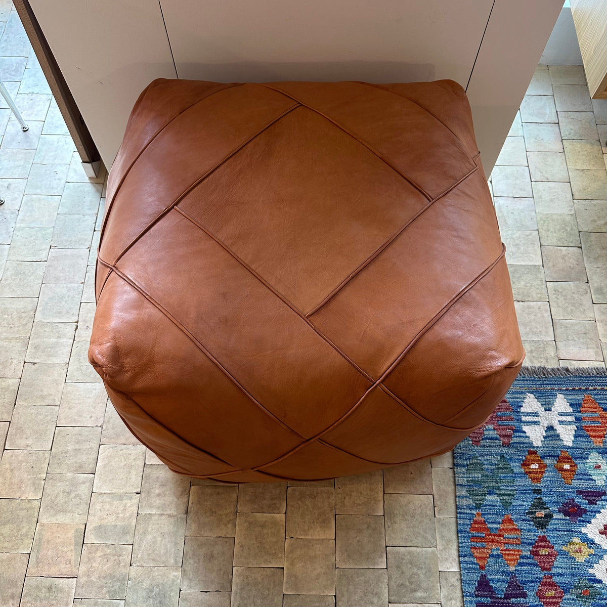 Udstillingsmodel - Stor puf - Cognacfarvet kernelæder - 72 x 72 cm - novamøbler