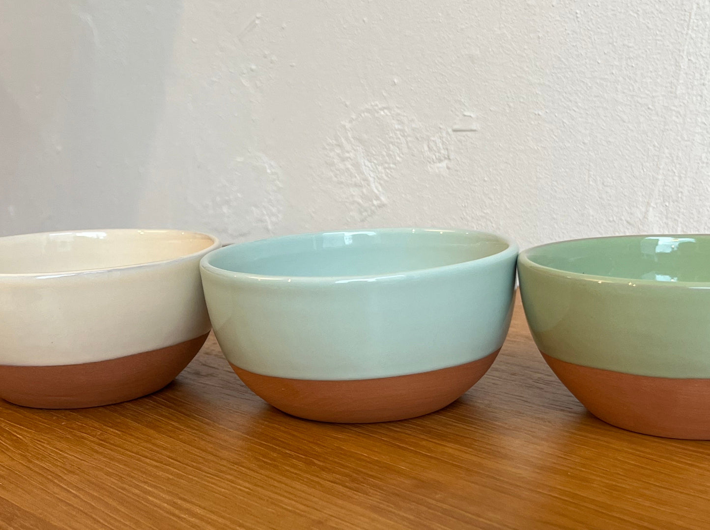 Keramikskål med lerdetaljer – flere farver – small - novamøbler